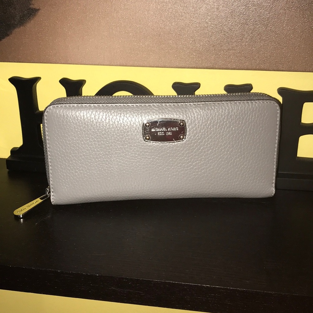 Michael Kors Jet Set Travel Zip Around Wallet